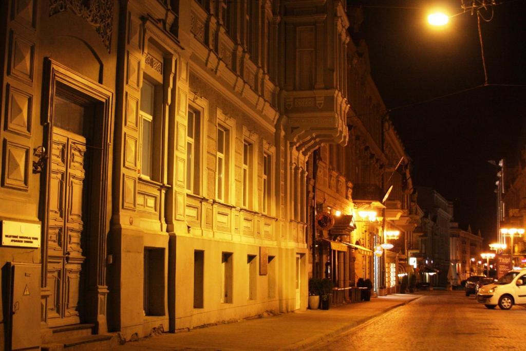 Street Apartment *